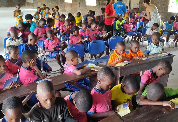Malaria flies away: distribuzione dei booklet nelle scuole elementari
